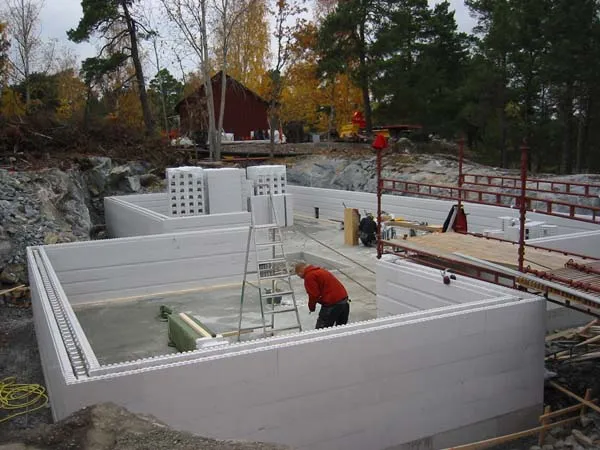 Husgrund under arbete: formar, armering och gjutning