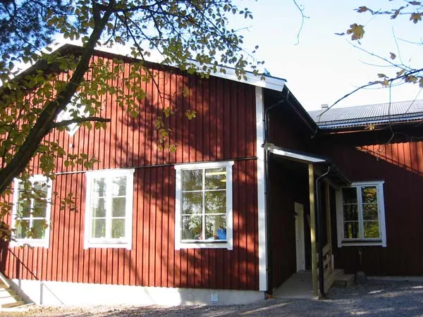 Utbyggnad av rött trähus: tak och fasad