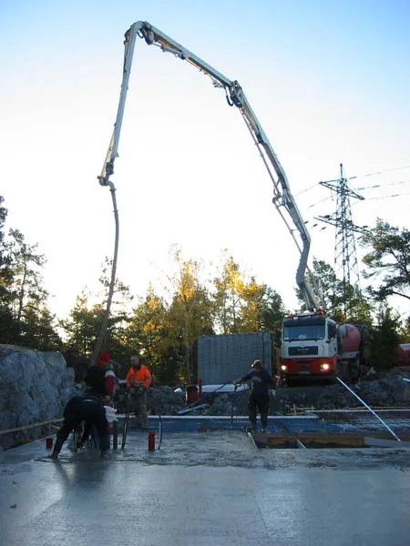 Husgrund under arbete: formar, armering och gjutning
