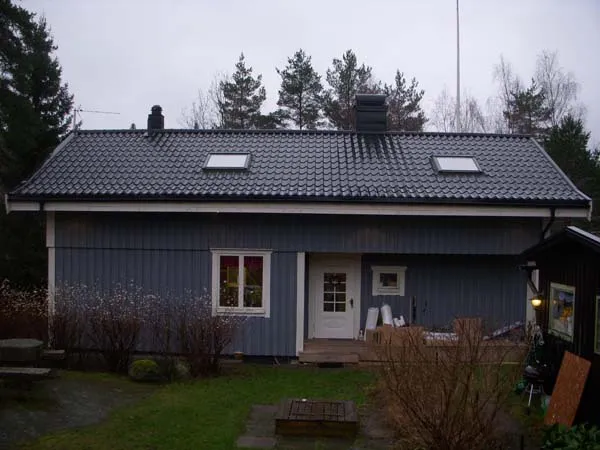 Gråblått trähus efter påbyggnation
